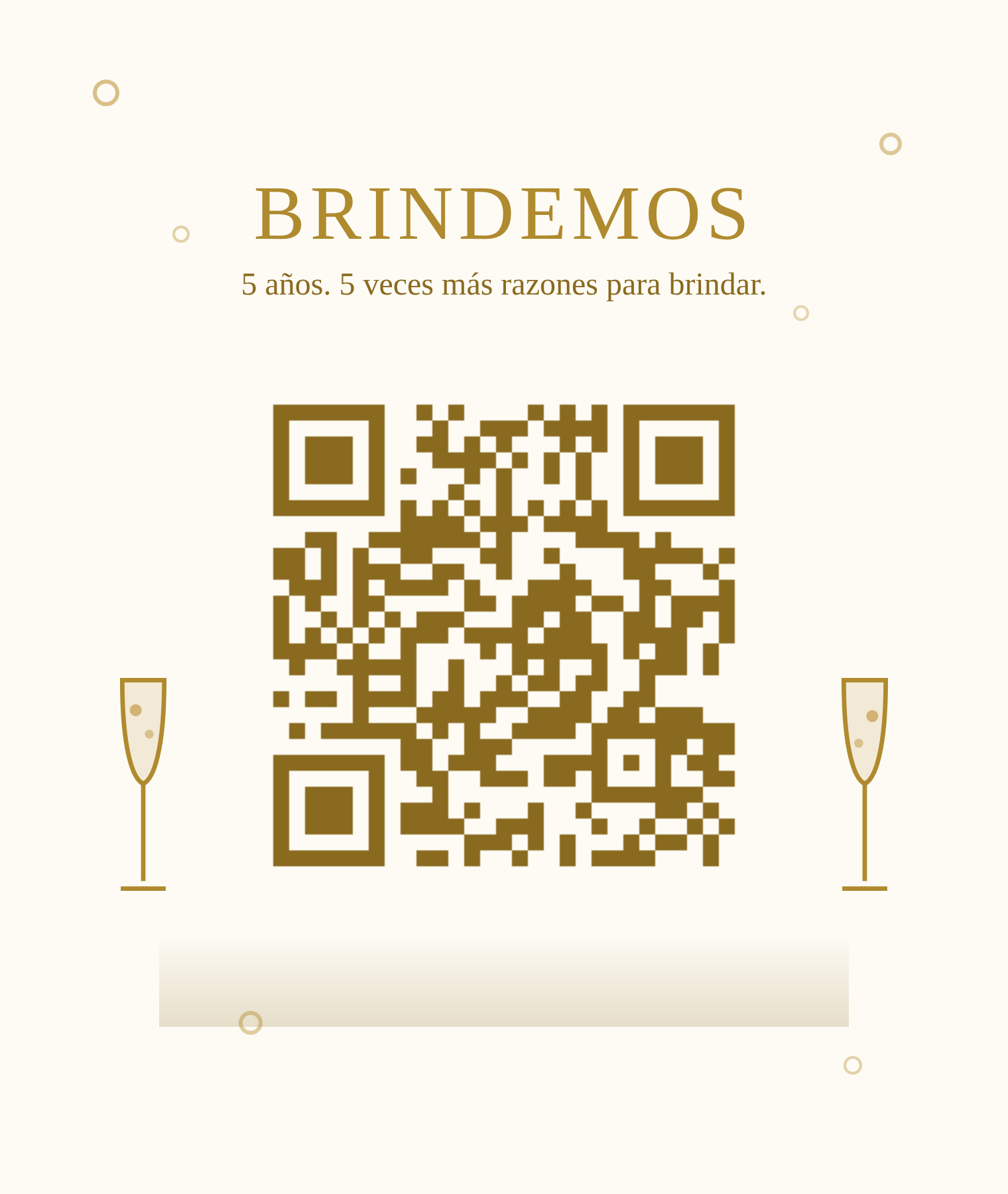 Código QR dorado flanqueado por dos copas de champán con burbujas, bajo el título BRINDEMOS