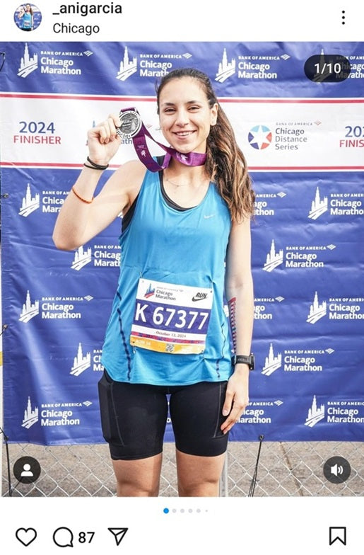 Screenshot of Anita García's Instagram account with a photo where she poses after the Chicago Marathon showing her medal