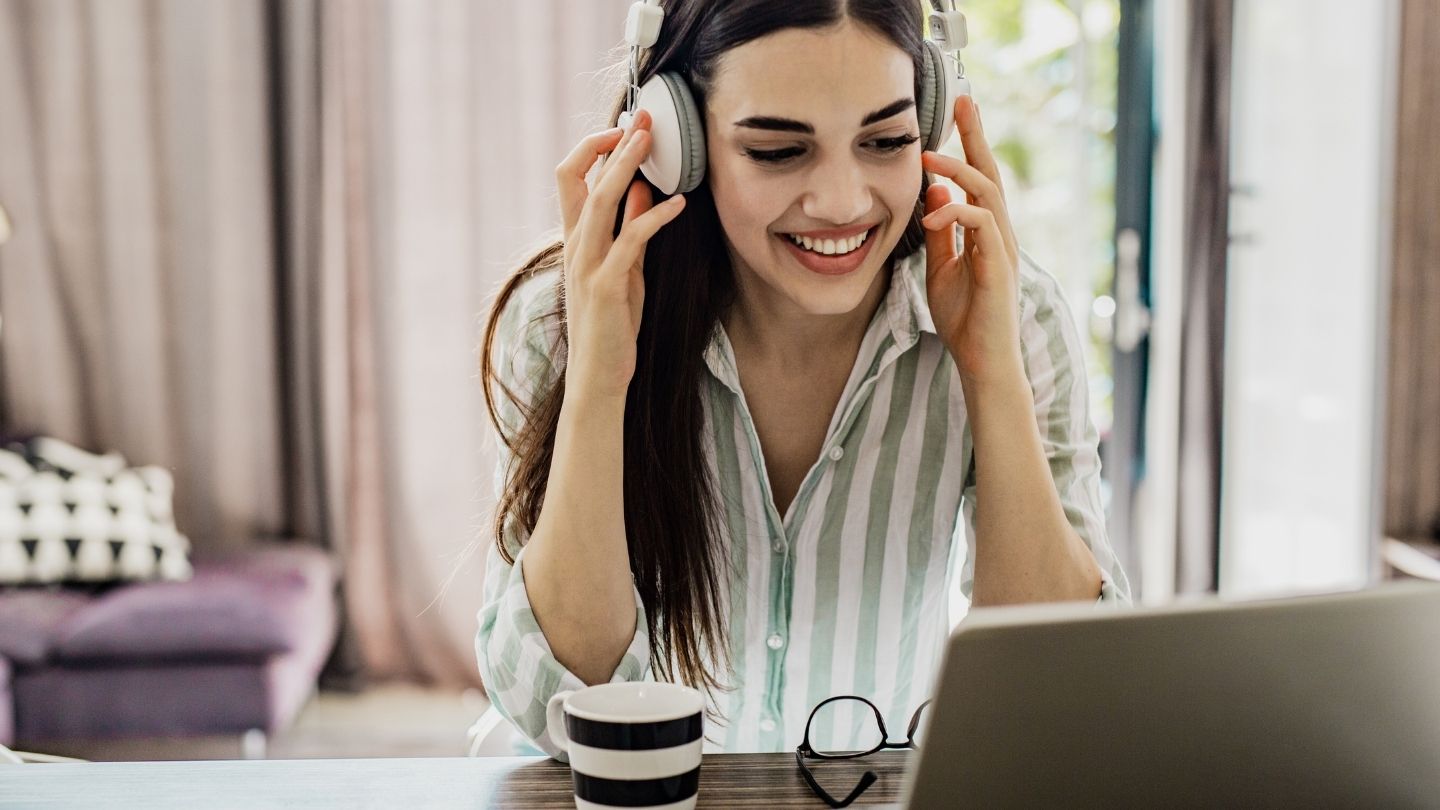 Woman in an online course